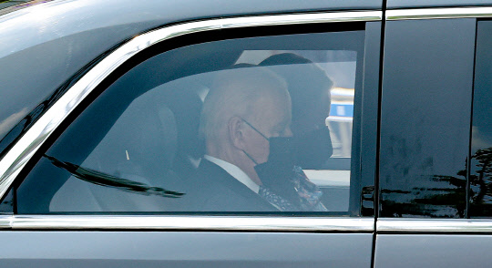 21일 오후 방한 중인 조 바이든 미국 대통령이 숙소인 서울 용산구 그랜드 하얏트호텔을 나서고 있다. 연합뉴스